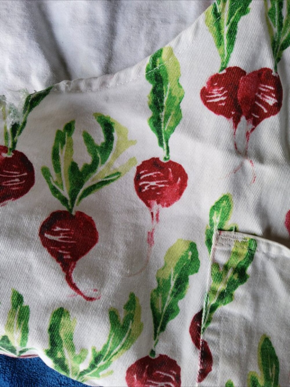 Vintage-Style Cotton Kitchen Apron with Pocket – Vibrant Red Radish and Beets - Picture 10 of 10